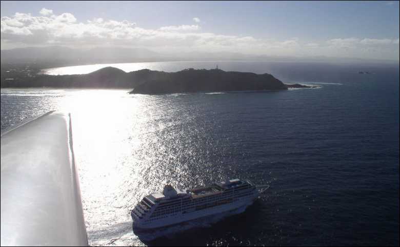 Cruise_Ship_off_Cape_Byron_Lighthouse.jpg