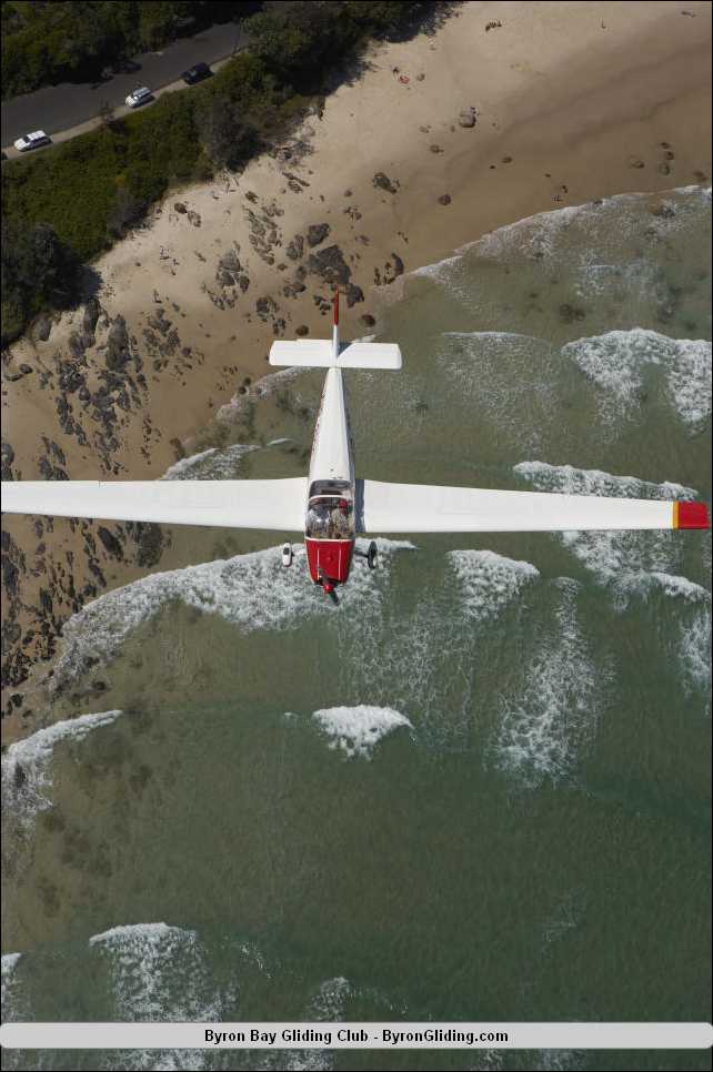 Motor_Falke_Glider_flying_over_Watego_Beach.jpg