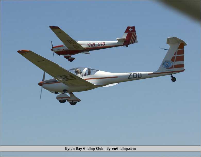 Two_Gliders_Flying_over_Byron_Bay.jpg