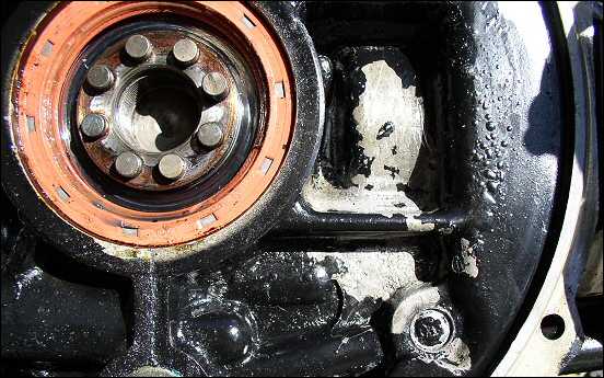 Limbach_L2000_crankcase_with_crack_at_rear.jpg